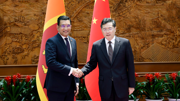 Chinese State Councilor and Foreign Minister Qin Gang (R) shakes hands with his Sri Lankan counterpart Ali Sabry, Beijing, capital of China, June 25, 2023. /Chinese Foreign Ministry