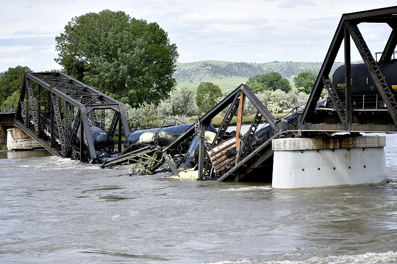 Several train cars fell in the Yellowstone River after a bridge collapse near Columbus, Montana, U.S., June 24, 2023. /CFP