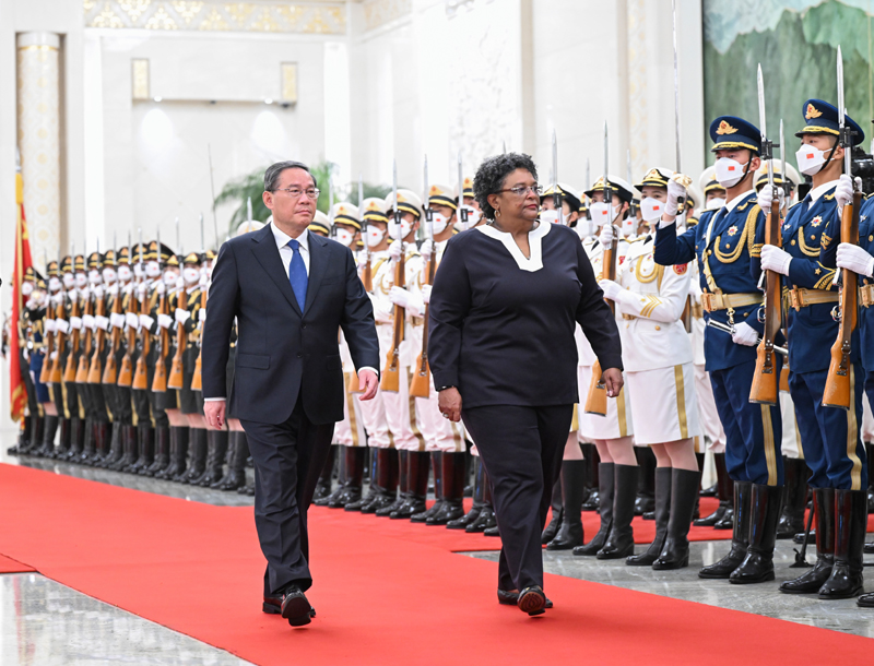 Chinese Premier Li Qiang (L) holds a welcoming ceremony for Prime Minister of Barbados Mia Amor Mottley in the Northern Hall of the Great Hall of the People before their talks in Beijing, capital of China, June 25, 2023. /Xinhua