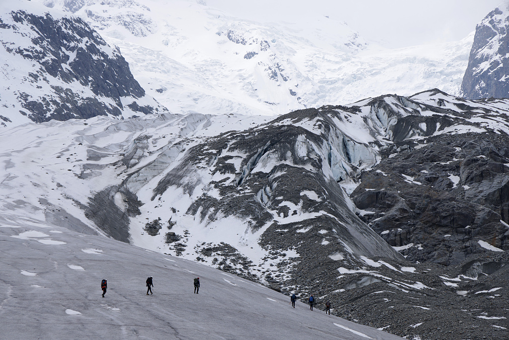 Alpinists walk across the receding Morteratsch glacier near Pontresina, Switzerland, May 21, 2023. /VCG
