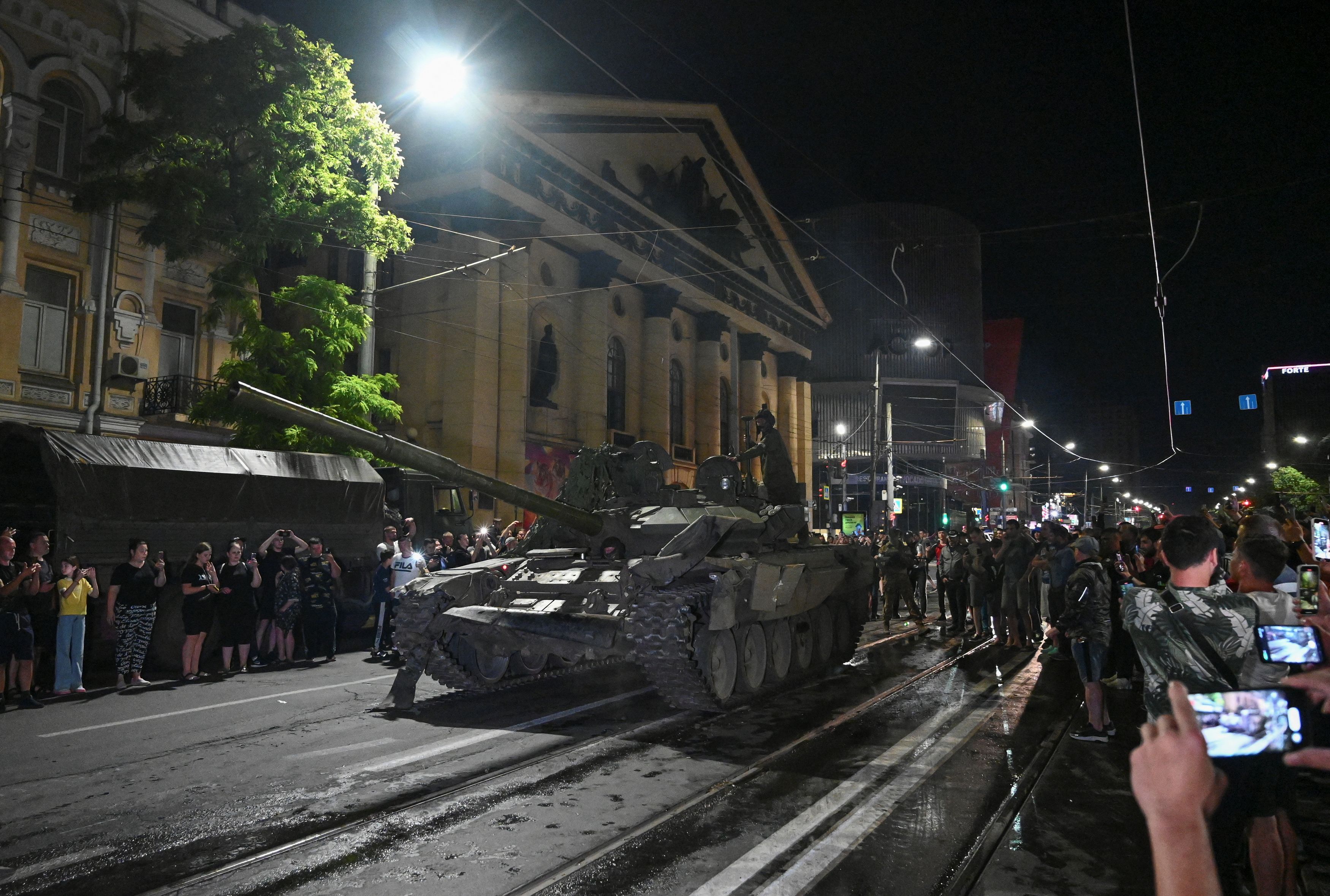 Fighters of Wagner group pull out of the headquarters of the Southern Military District to return to base, in the city of Rostov-on-Don, Russia, June 24, 2023. /Reuters