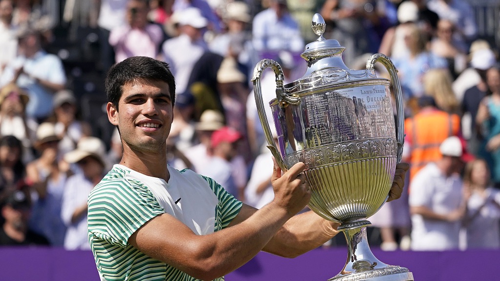 Carlos Alcaraz holds the trophy after winning the men's singles final at the Queens Club tennis tournament in London, UK, June 25, 2023. /CFP