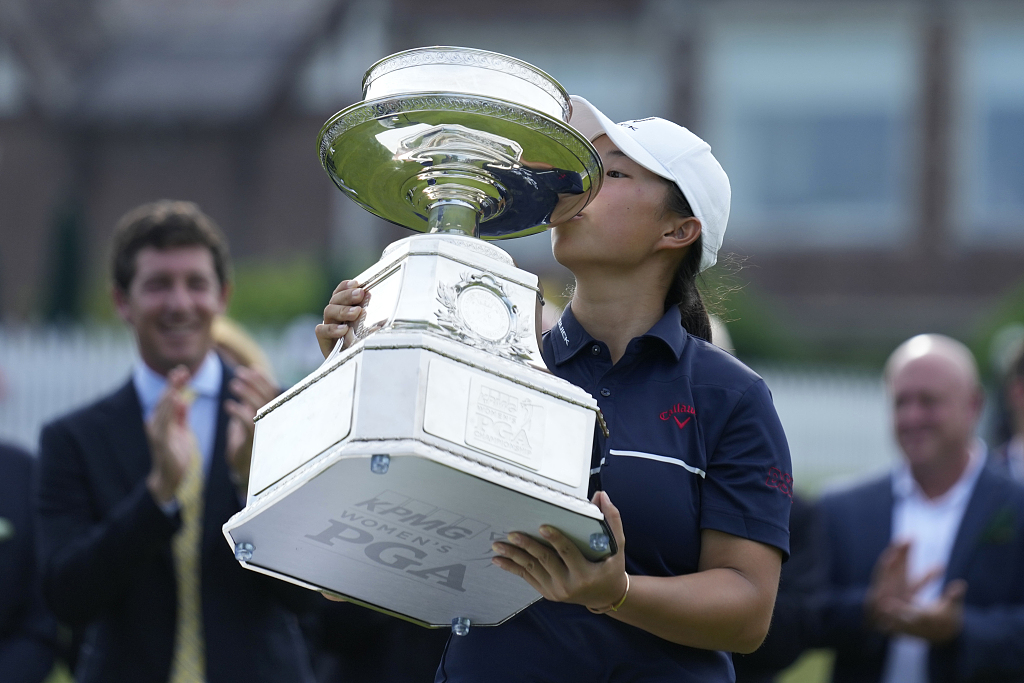 Yin Ruoning kisses the PGA Trophy after winning the Women's PGA Championship at the Baltusrol Golf Club in New Jersey, U.S., June 25, 2023. /CFP