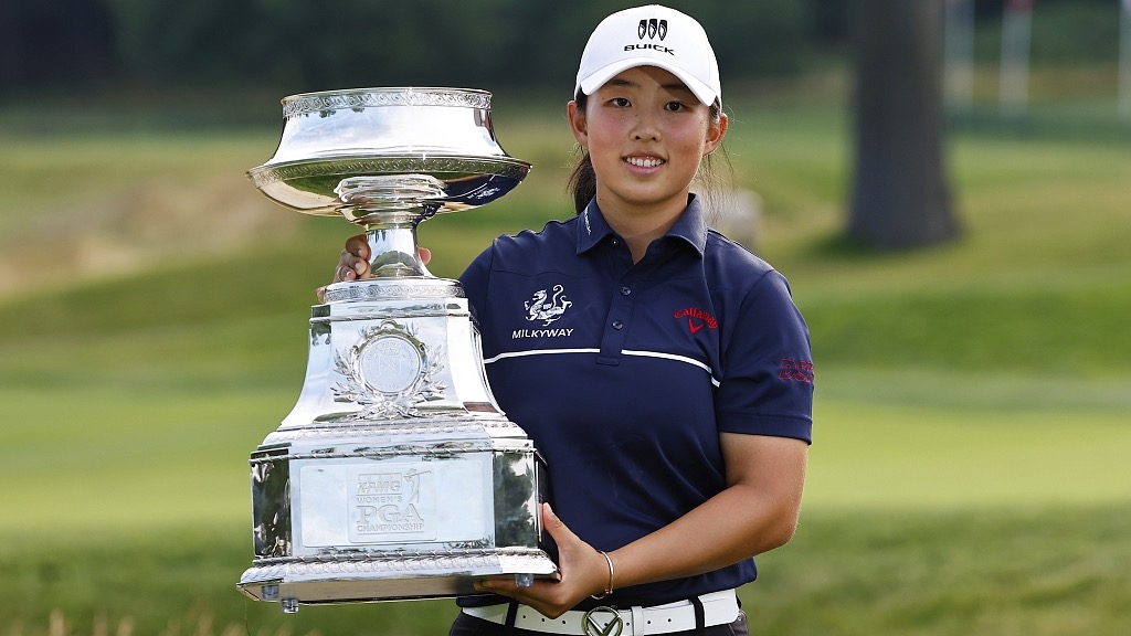 Yin Ruoning poses with the PGA Trophy after winning the Women's PGA Championship at the Baltusrol Golf Club in New Jersey, U.S., June 25, 2023. /CFP