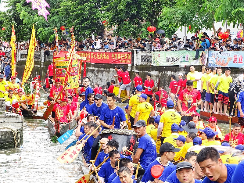 Dragon boat teams take part in a parade in Foshan City, Guangdong Province, June 25, 2023. /CFP