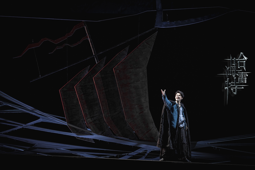 Jin Shengquan as Hamlet in musical 