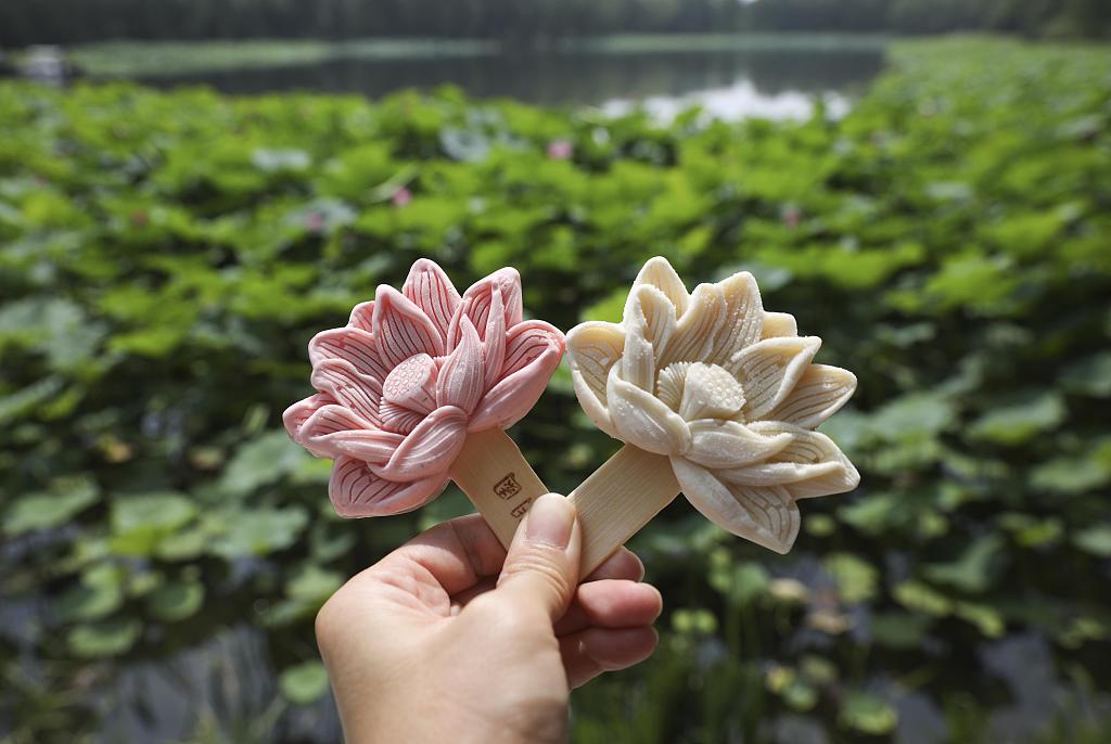 In 2017, eleven ancient lotus seeds were discovered in a pool at the Old Summer Palace. Six of these ancient lotus seeds bloomed in the summer of 2019. So to mark the occasion, staff at the Old Summer Palace designed ice creams shaped like lotus blossoms. /CFP