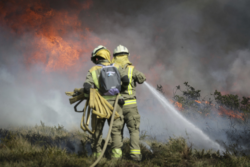 Xunta de Galicia personnel based in Becerreá work to extinguish the flames in a forest fire in Baleira, Lugo, Spain, March 29, 2023. /CFP