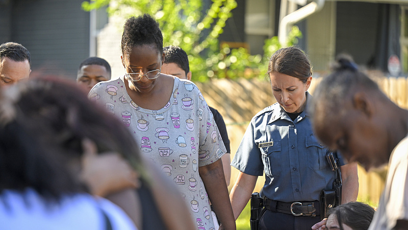 People gather in the street to pray following a shooting early on Sunday that killed several people and injured others in Kansas City, Missouri, U.S., June 25, 2023. /CFP