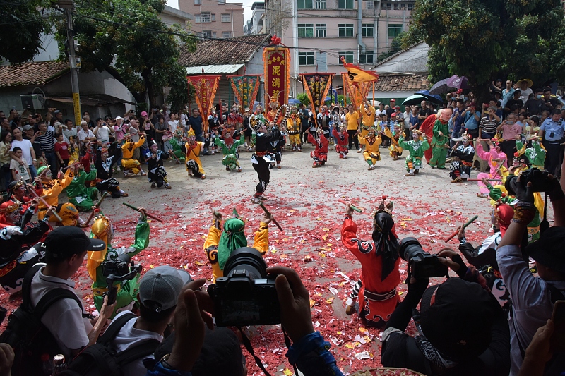 A Yingge dance performance attracts crowds of onlookers in Dongguan City, Guangdong Province, June 24, 2023. /CFP