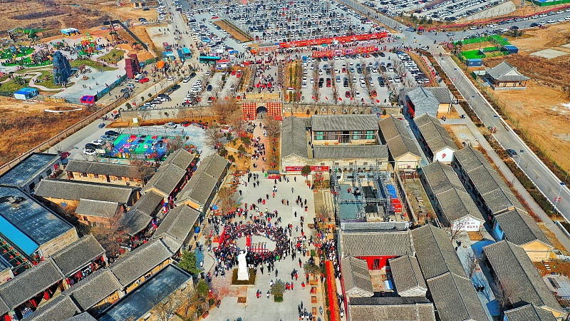 Visitors flock to the Lanshangen scenic area of Yuncheng City, Shanxi Province. /CFP