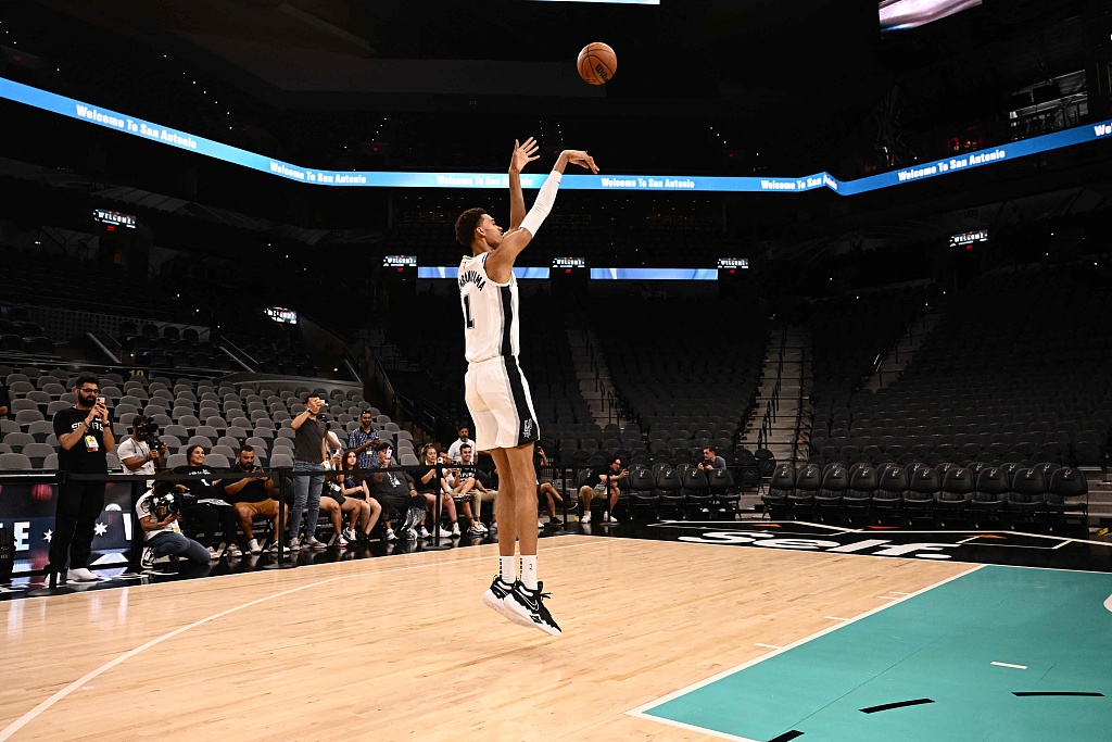 Victor Wembanyama of the San Antonio Spurs shoots in practice after the press conference at the AT&T Center in San Antonio, Texas, April 24, 2023. /CFP