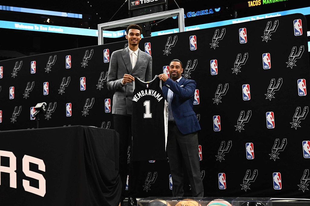 Victor Wembanyama (L) of the San Antonio Spurs poses with his No. 1 jersey at the press conference at the AT&T Center in San Antonio, Texas, April 24, 2023. /CFP