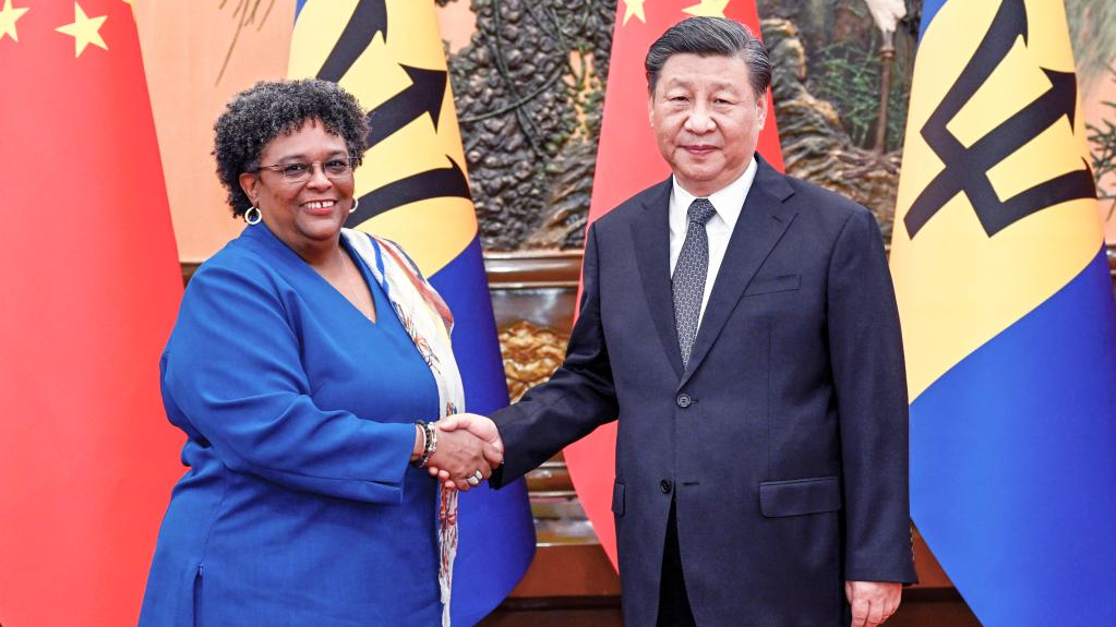 Chinese President Xi Jinping (R) meets with Prime Minister of Barbados Mia Amor Mottley at the Great Hall of the People in Beijing, China, June 27, 2023. /Xinhua