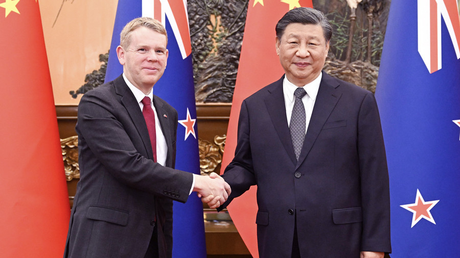 Chinese President Xi Jinping (R) meets with Prime Minister of New Zealand Chris Hipkins at the Great Hall of the People in Beijing, China, June 27, 2023. /Xinhua