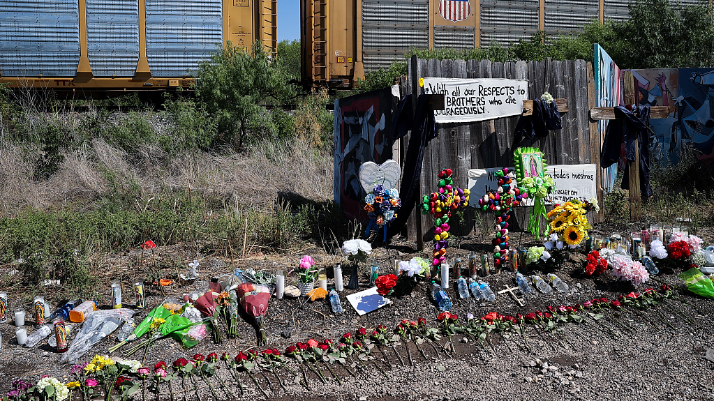 People visit and pray where dozens of dead migrants found in a truck in San Antonio, Texas, U.S., June 29, 2022. /CFP