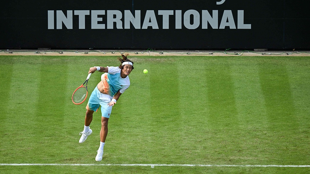 Zhang Zhizhen in action during the men's singles first round at Eastbourne International in Eastbourne, UK, June 27, 2023. /CFP