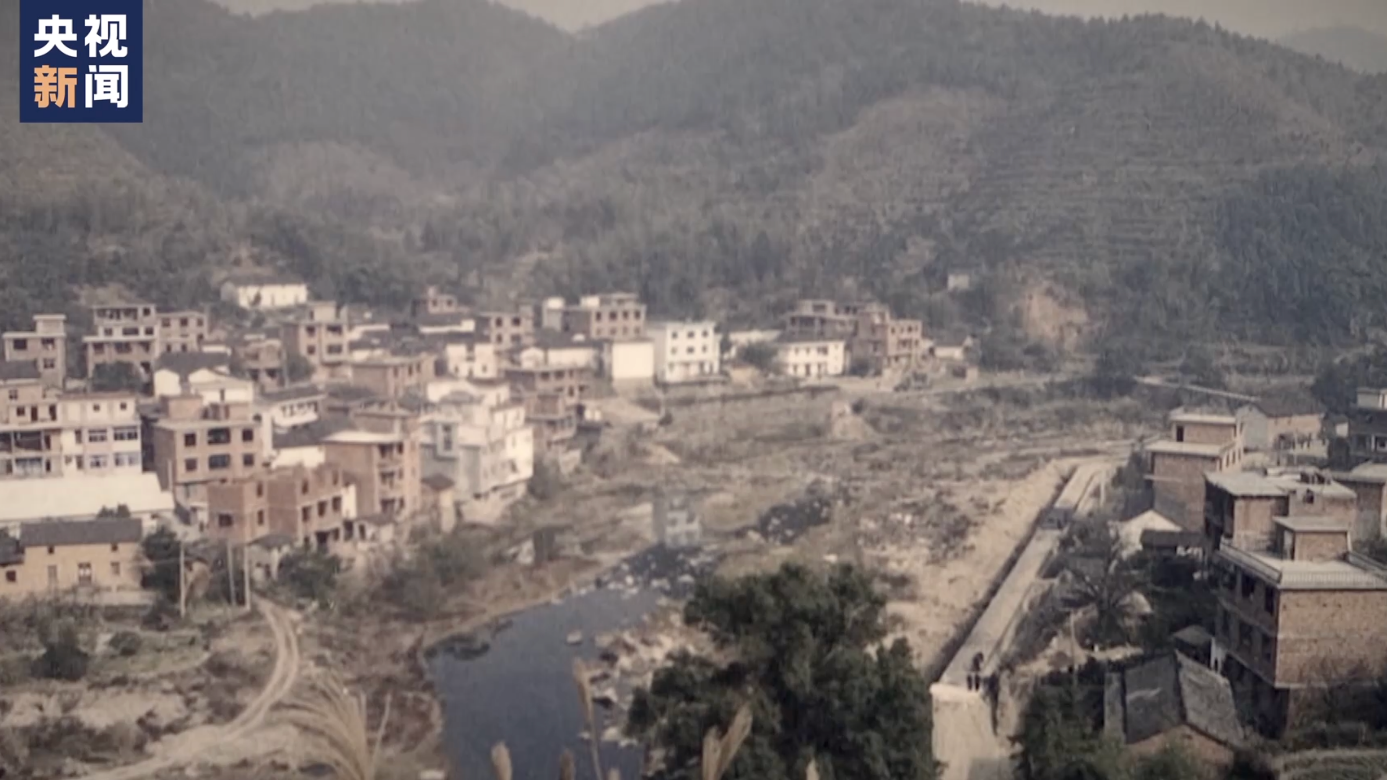 A view of Xiajiang Village in Chun'an County in east China's Zhejiang Province in 2003. 
