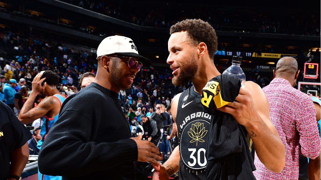 Stephen Curry (#30) of the Golden Warriors greets Chris Paul of the Phoenix Suns after the game at Footprint Center in Phoenix, Arizona, November 16, 2022. /CFP