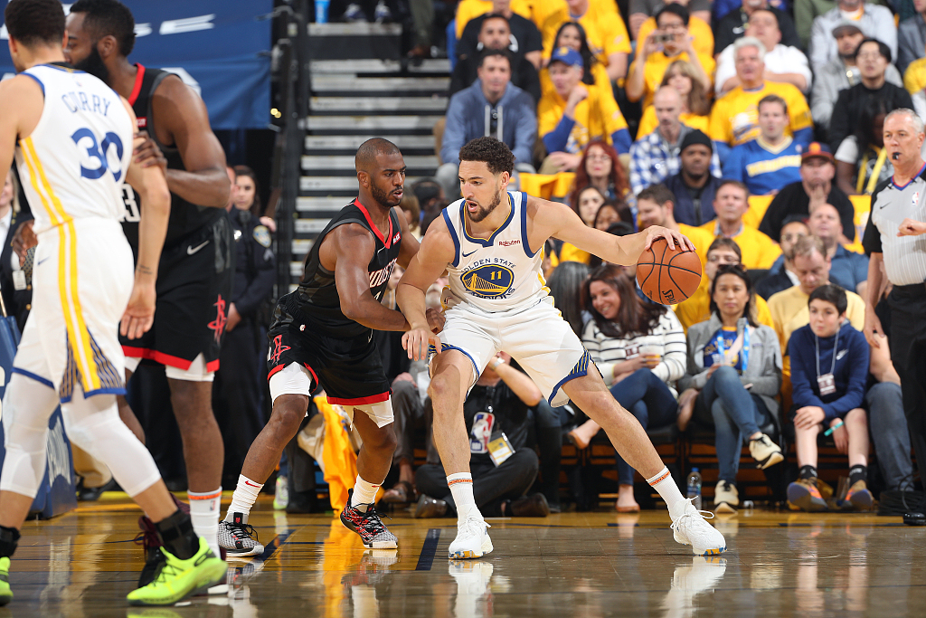 Klay Thompson (#11) of the Golden State Warriors posts up in Game 5 of the NBA Western Conference semifinals against the Houston Rockets at Oracle Arena in Oakland, California, May 8, 2019. /CFP