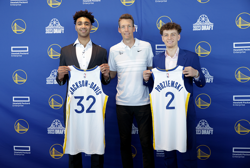 Mike Dunleavy (C), general manager of the Golden State Warriors, poses with the two rookies the team drafts, Trayce Jackson-Davis (L) and Brandin Podziemski at the press conference at the Chase Center in San Francisco, California, June 23, 2023. /CFP