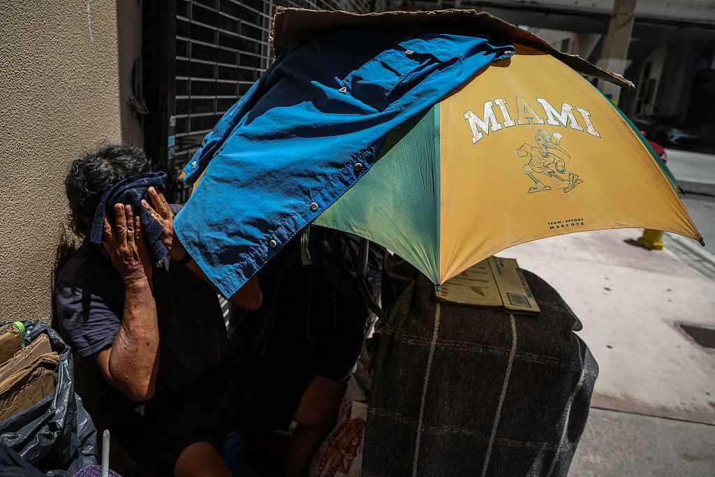 A homeless person during a heatwave in Miami, Florida, June 26, 2023. /CFP