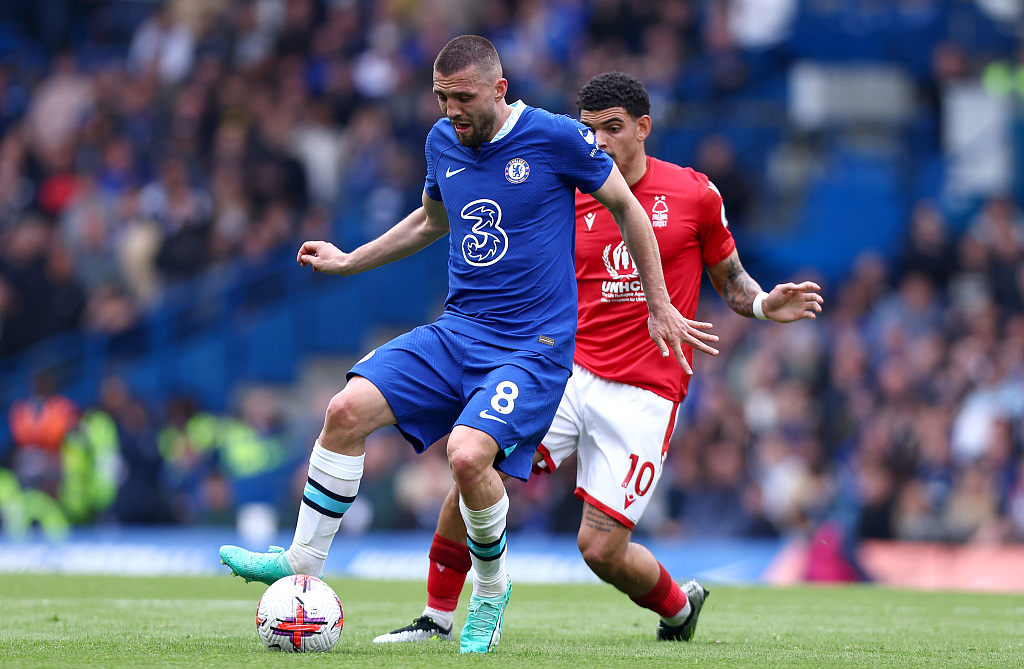 Mateo Kovacic (#8) of Chelsea controls the ball in the Premier League game against Nottingham Forest at Stamford Bridge in London, England, May 13, 2023. /CFP 