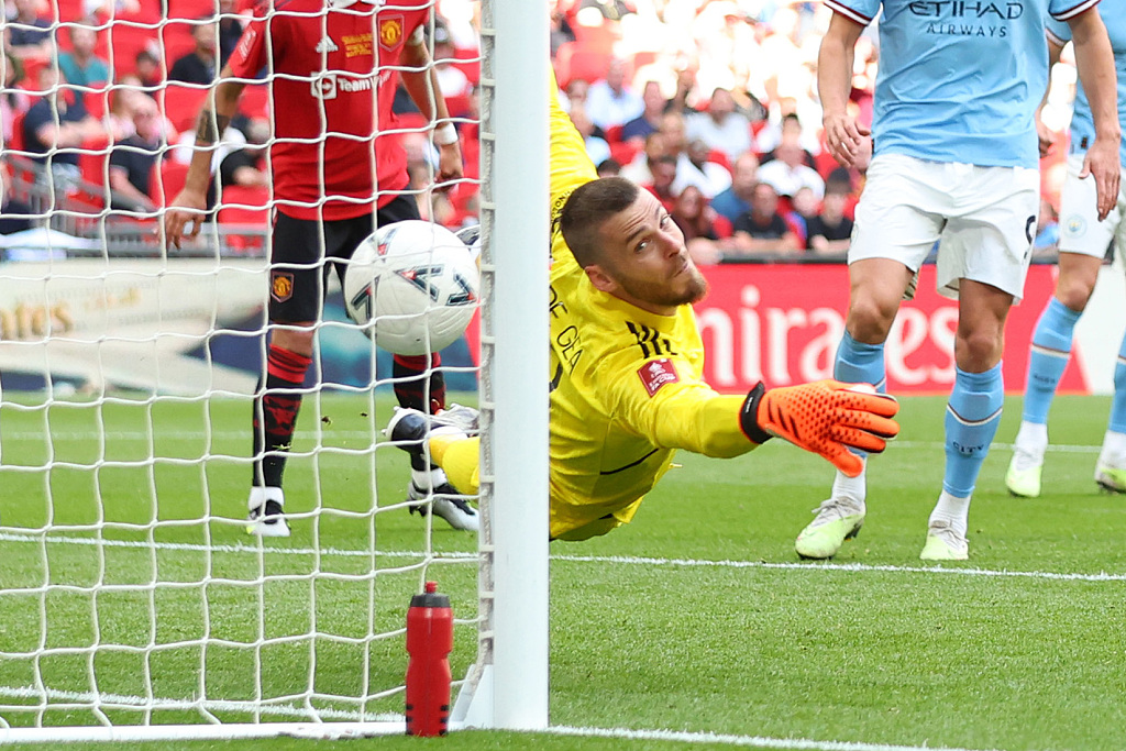 Goalkeeper David de Gea of Manchester United dives for a ball in the FA Cup final against Manchester City at Wembley Stadium in London, England, June 3, 2023. /CFP 