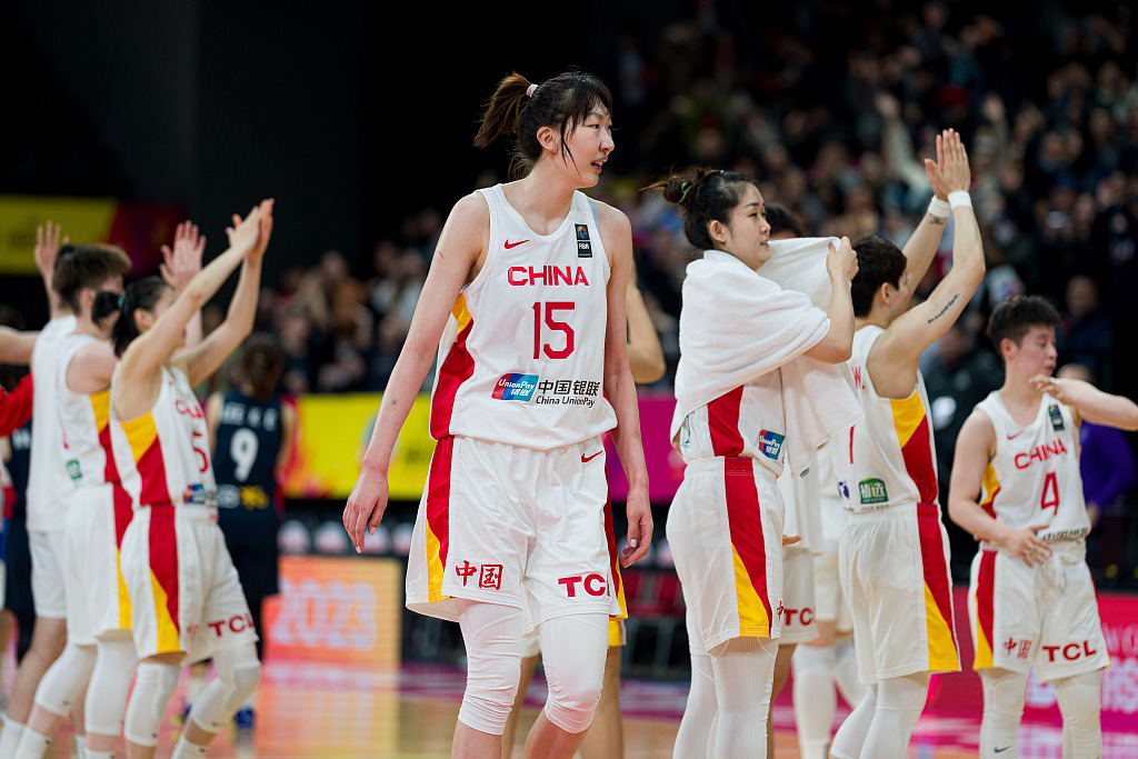 China's Han Xu (#15) and her teammates acknowledge the crowd after their win over South Korea during the FIBA Women's Asia Cup match in Sydney, Australia, June 28, 2023. /CFP
