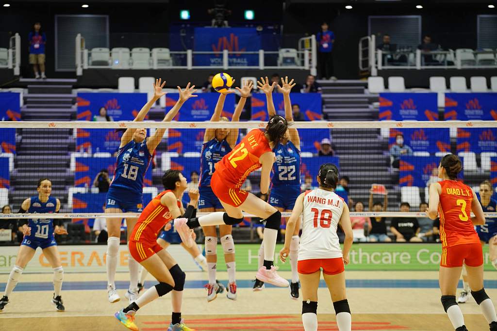 Chinese player Li Yingying (#12) spikes during the game against Serbia in the Women's Volleyball Nations League in Suwon, South Korea, June 28, 2023. /CFP