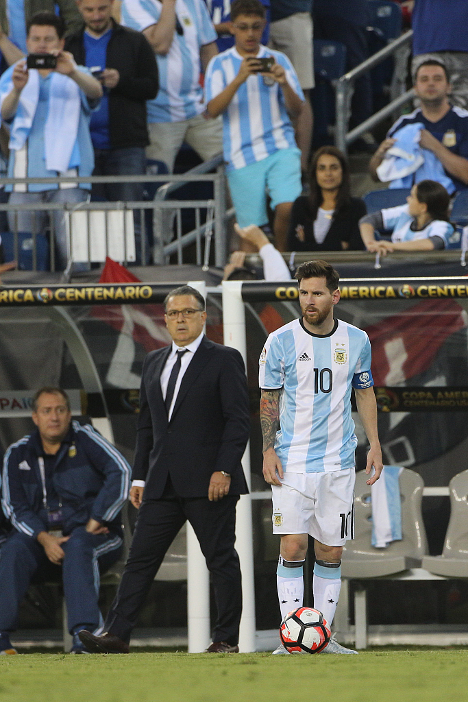 Lionel Messi (#10) of Argentina and Coach Gerardo Martino during the Copa America quarterfinal between Argentina and Venezuela at Gillette Stadium in Foxborough, U.S., June 18, 2016. /CFP