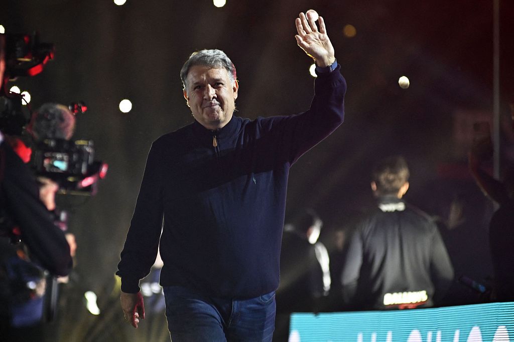 Coach Gerardo Martino greets fans while entering the field prior to a match at the Marcelo Bielsa stadium in Rosario, Argentina, January 24, 2023. /CFP