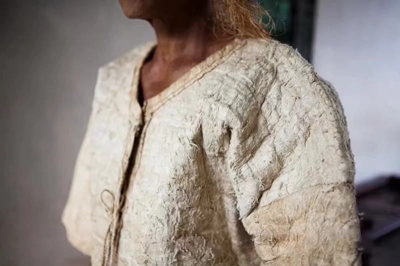 A man from the Li ethnic group wears clothes made from tree bark cloth. /Photo provided to CGTN