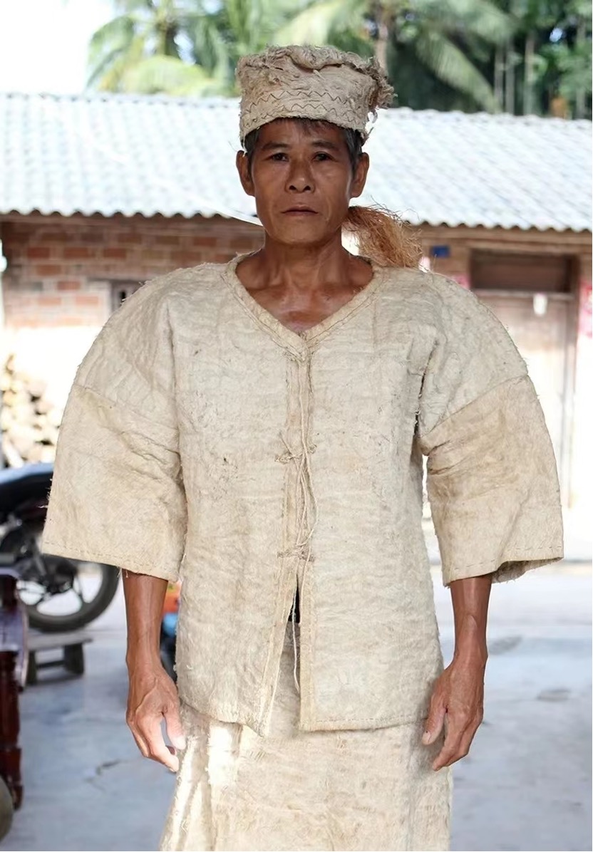 A man from the Li ethnic group wears clothes made from tree bark cloth. /Photo provided to CGTN