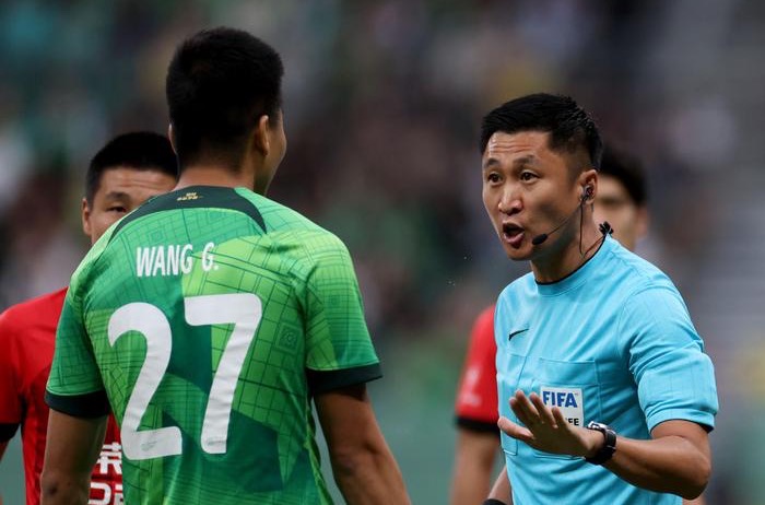 Beijing Guoan's Wang Gang remonstrates with referee Ma Ning during their Chinese Super League clash with Shanghai Port at the new Workers' Stadium in Beijing, China, June 29, 2023. /Beijing Guoan