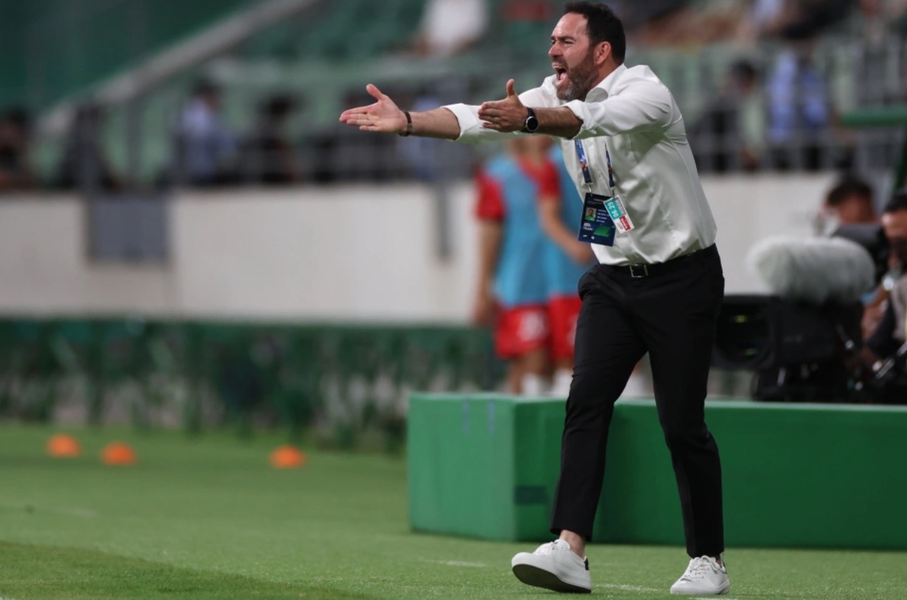 Beijing Guoan new coach Ricardo Soares barks orders from the touchline during their Chinese Super League clash with Shanghai Port at the new Workers' Stadium in Beijing, China, June 29, 2023. /Beijing Guoan 