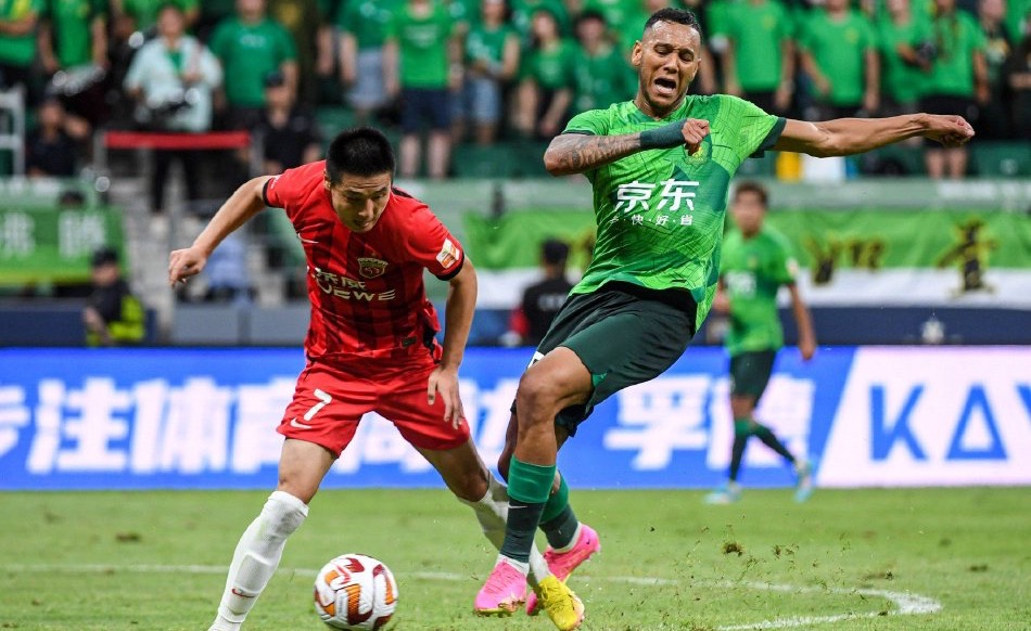 Shanghai Port's Wu Lei (L) tussles with Beijing Guoan's Josef de Souza  during their Chinese Super League clash at the new Workers' Stadium in Beijing, China, June 29, 2023. /Beijing Guoan