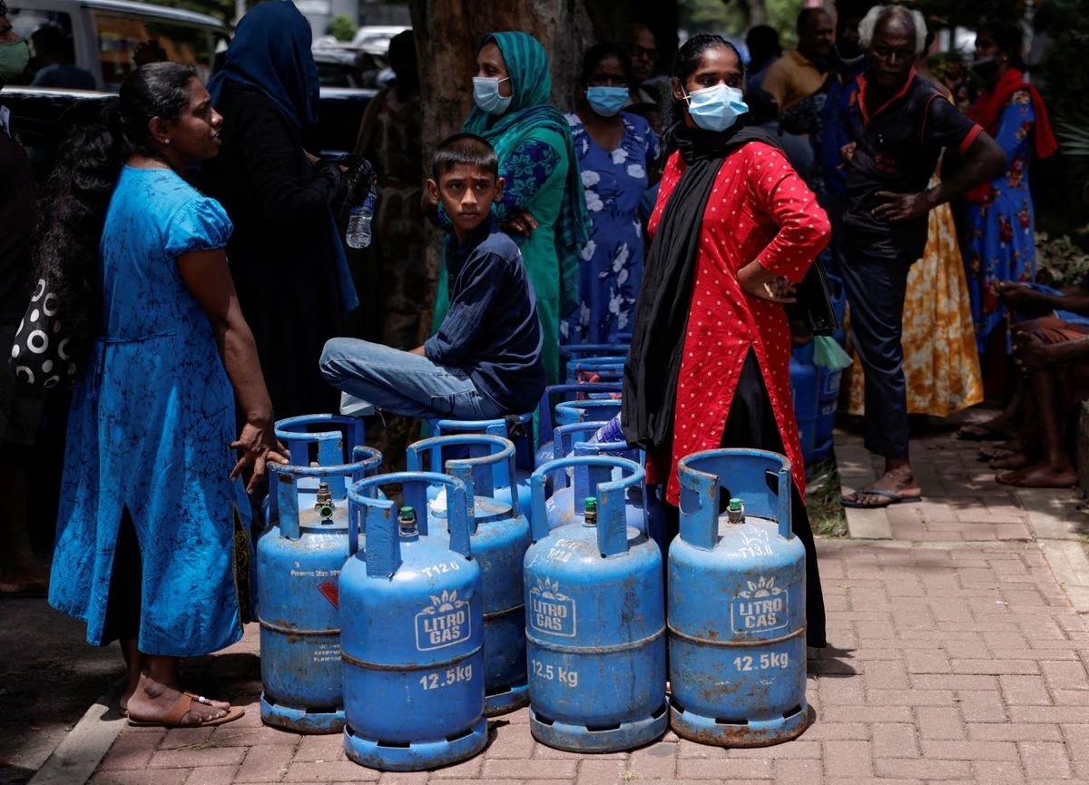 People wait in line to buy domestic gas tanks near a distributor, amid the country's economic crisis, in Colombo, Sri Lanka, May 23, 2022. /Reuters