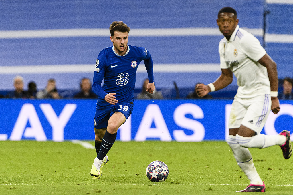 Mason Mount (L) of Chelsea dribbles in the UEFA Champions League quarterfinals' first-leg game against Real Madrid at the Estadio Santiago Bernabeu in Madrid, Spain, April 12, 2023. /CFP 