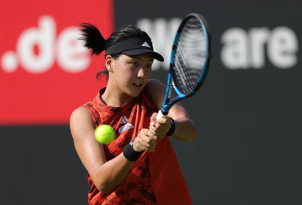 Wang Xinyu of China competes in the WTA German Open women's singles first-round match against Jaimee Fourlis of Auastralia at the Rot-Weiss Tennis Club in Berlin, Germany, June 20, 2023. /CFP