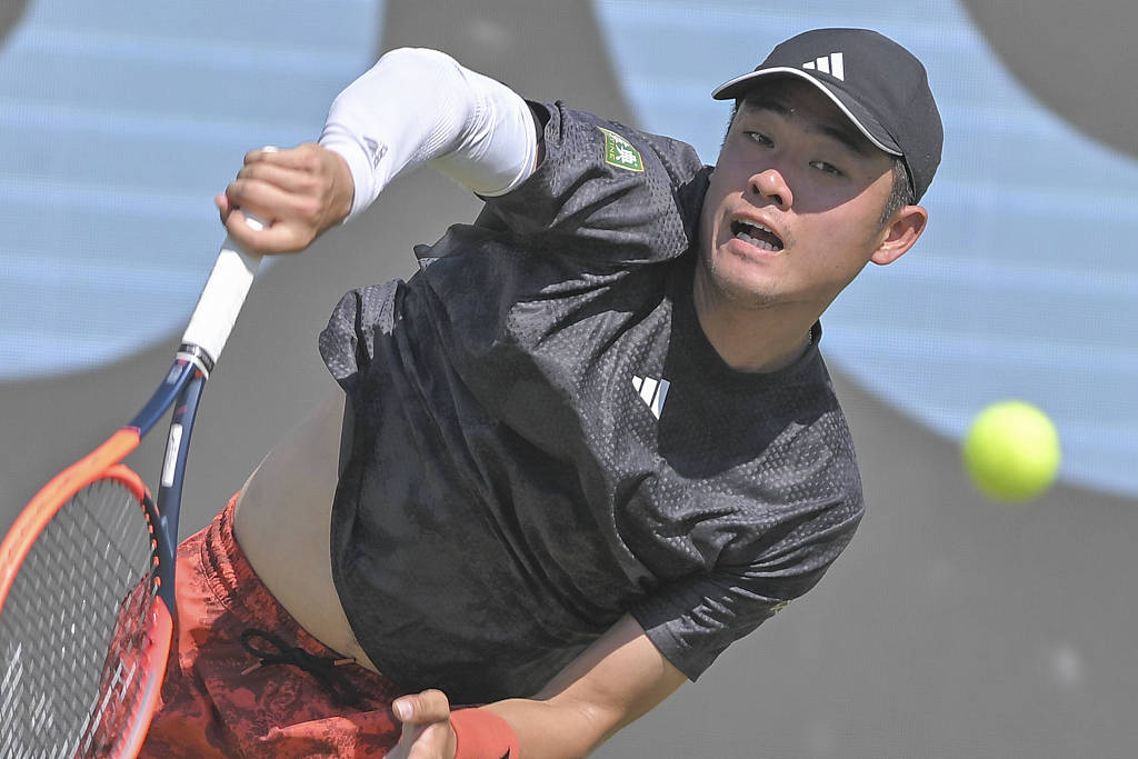 Wu Yibing of China competes in the Stuttgart Open men's singles third-round match against Marton Fucsovics of Hungray at Tennis Club Weissenhof in Stuttgart, Germany, June 15, 2023. /CFP
