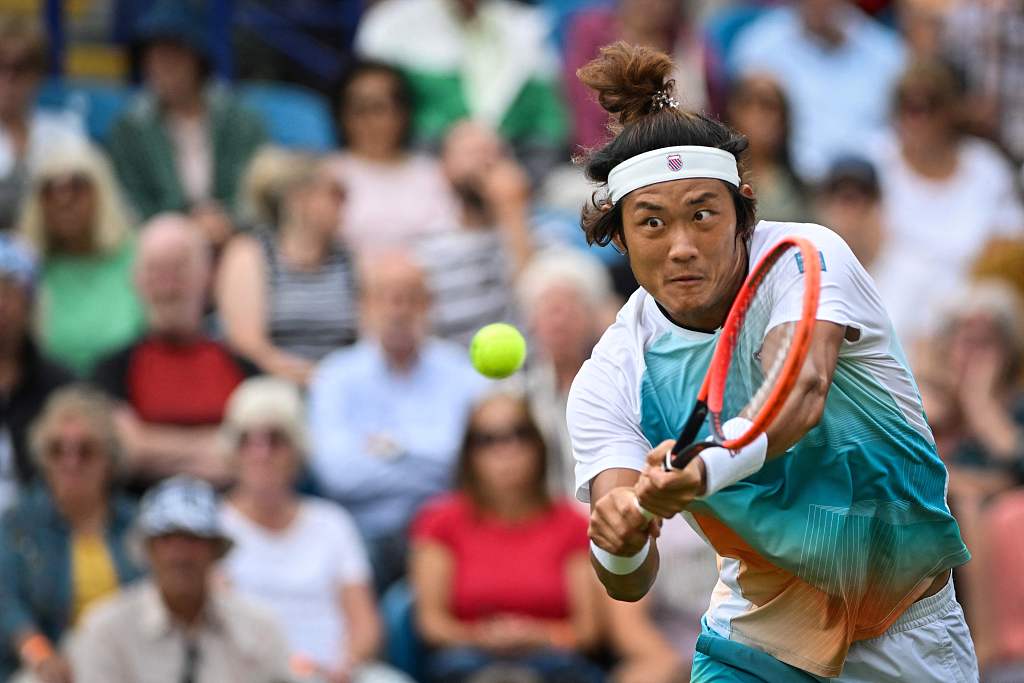 Zhang Zhizhen of China competes in the Rothesay International men's singles quarterfinals against Francisco Cerundolo of Argentina at Devonshire Park in Eastbourne, England, June 29, 2023. /CFP 
