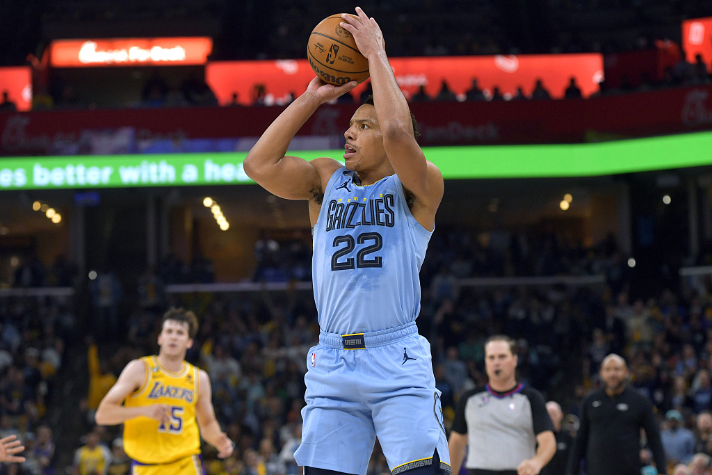 Desmond Bane (#22) of the Memphis Grizzlies shoots in Game 5 of the NBA Western Conference first-round playoffs against the Los Angeles Lakers at FedExForum in Memphis, Tennessee, April 26, 2023. /CFP