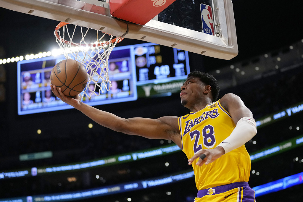 Rui Hachimura of the Los Angeles Lakers drives toward the rim in Game 4 of the NBA Western Conference Finals against the Denver Nuggets at Crypto.com Arena in Los Angeles, California, May 22, 2023. /CFP