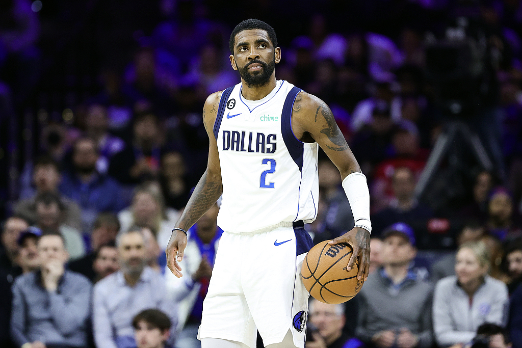 Kyrie Irving of the Dallas Mavericks dribbles in the game against the Philadelphia 76ers at the Wells Fargo Center in Philadelphia, Pennsylvania, March 29, 2023. /CFP