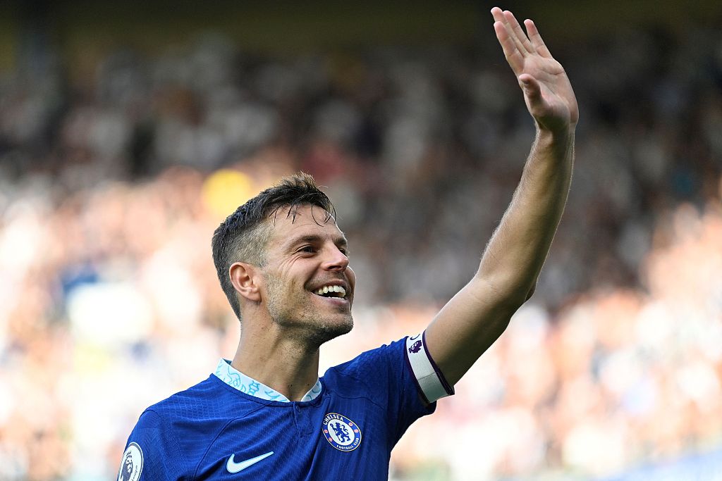 Chelsea captain Cesar Azpilicueta acknowledges fans at the end of their Premier League clash with Newcastle United at Stamford Bridge in London, England, May 28, 2023. /CFP