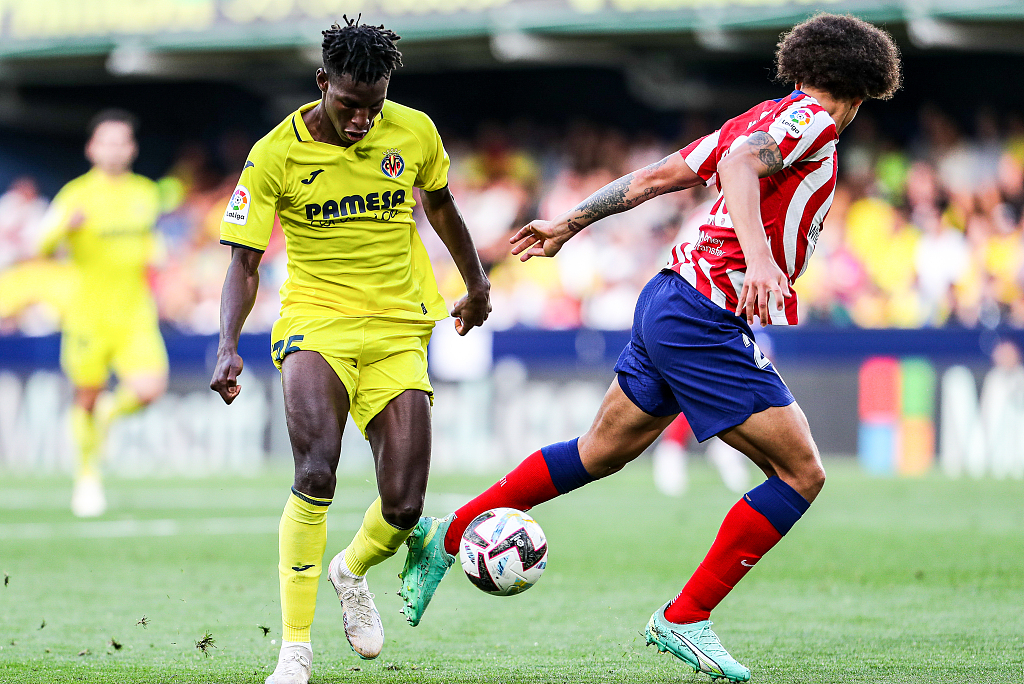 Nicolas Jackson (L) in action during the league match between Villareal and Atletico Madrid at the La Ceramica Stadium in Castellon, Spain, June 4, 2023. /CFP