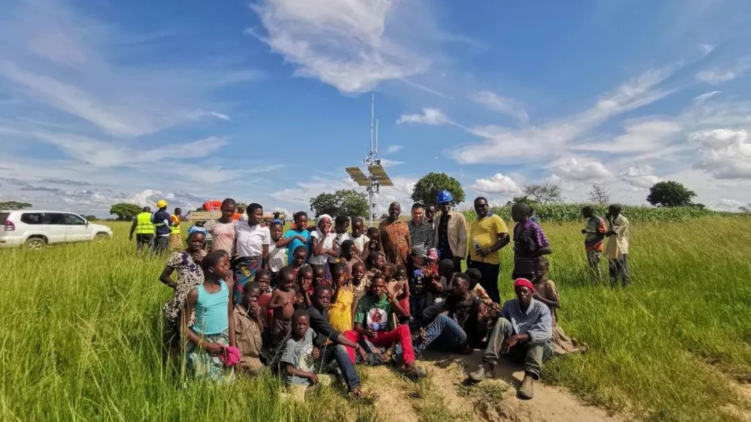 Huawei deploys the first RuralStar Lite base station in Zambia to provide wireless network services in remote rural areas of the country, 2019. /Huawei
