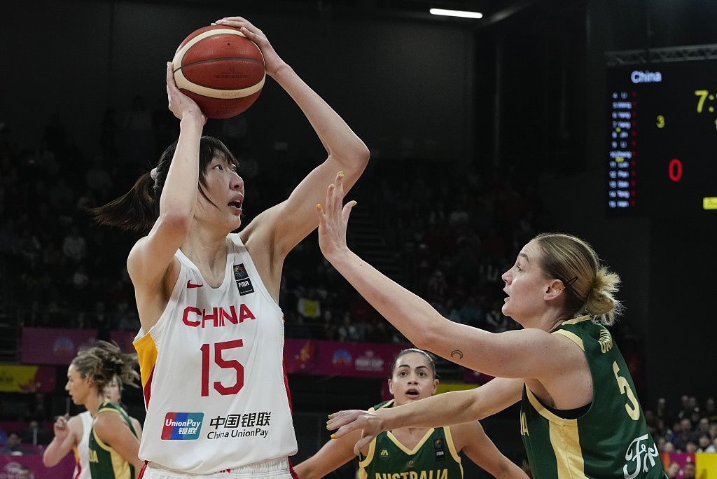 Han Xu (#15) of China shoots in the FIBA Women's Asia Cup semifinals against Australia at the State Sports Centre in Sydney, Australia, July 1, 2023. /CFP