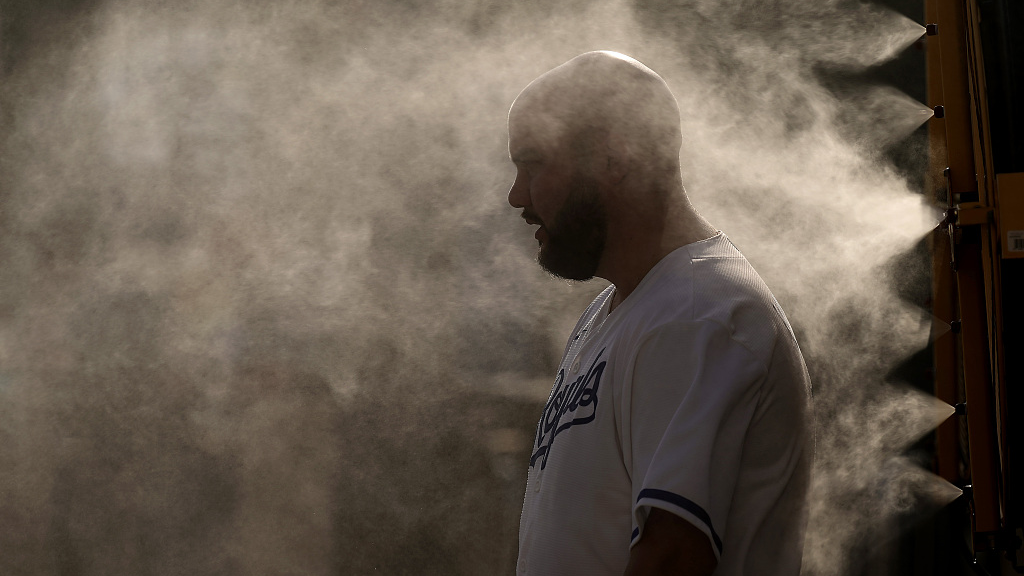 A man cools off in a mister at Kauffman Stadium as temperatures approach 100 degrees fahrenheit before a baseball game, Kansas, U.S., June 28, 2023. /CFP